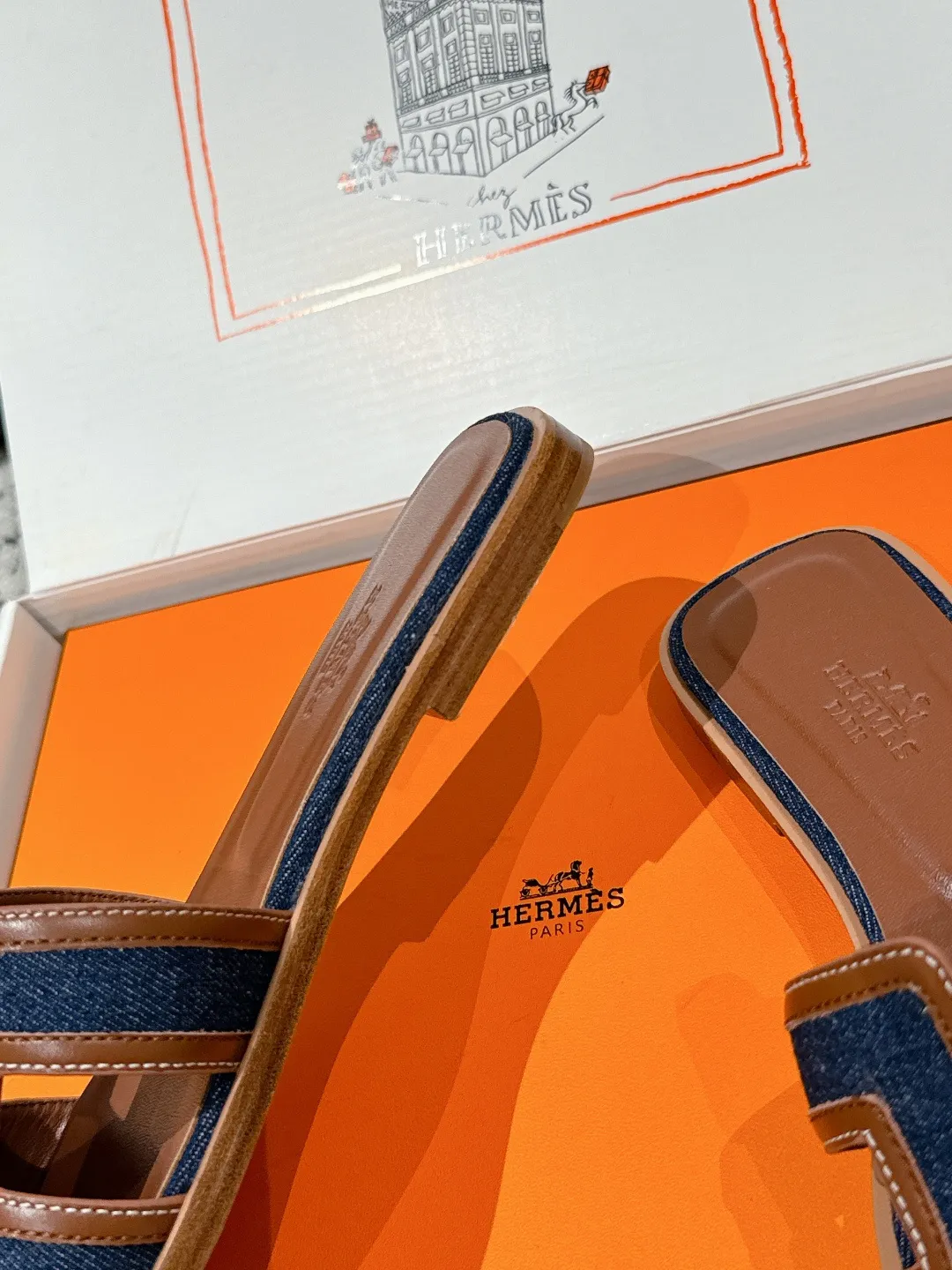 👟👟Ex-factory price 480👟👟 HERMES Hermès Oran series H classic slippers flat slippers 2025 spring and summer latest color matching family portrait ❤️ Original development Purchasing quality Integrated rhinestones, rivets, palm prints, graffiti, embroidery and other details make the simple H slippers new! Add more matching possibilities! The basic colors and this year’s hot new colors are all with your eyes closed. A must-have item for H fans in summer❤️Every color is beautiful ✔️Upper: cowhide/sheep/hot diamond/denim ✔️Foot: original sheepskin ✔️Sole: Italian A-grade double-layer leather outsole ✔️Size: #35-42 (40.41.42 custom-made, non-refundable)